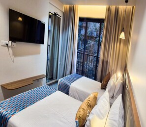 1 bedroom, desk, bed sheets - Palette Hotel and Residences by CheckIn (Pune)
