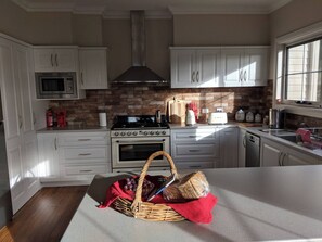 Unclassified image, 4 of 43, button - Mountain Blue Guest house (Golden Valley)