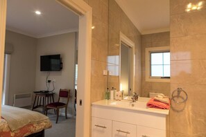 3 chambres, fer et planche à repasser, accès Internet, draps fournis