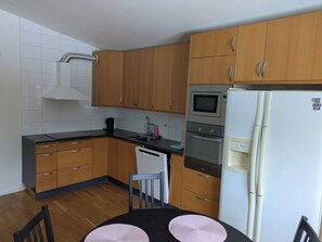 Fridge, microwave, oven, stovetop - A charming countryside accommodation near Malmö (Oxie)