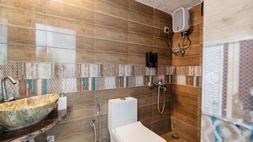 Een douche, handdoeken
