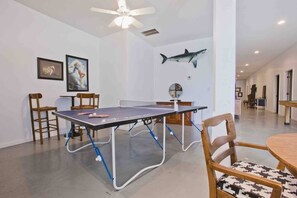 Games room - HUGE 5000 sqft condo, 2 blocks to Beale, 3 kings/8 queen beds,free gated parking (Memphis)