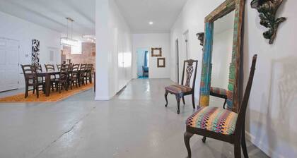 HUGE 5000 sqft condo, 2 blocks to Beale, 3 kings/8 queen beds,free gated parking