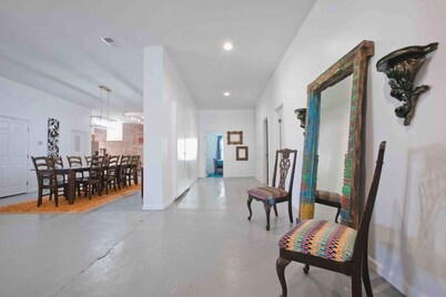 HUGE 5000 sqft condo, 2 blocks to Beale, 3 kings/8 queen beds,free gated parking