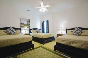7 bedrooms, iron/ironing board, WiFi, bed sheets - HUGE 5000 sqft condo, 2 blocks to Beale, 3 kings/8 queen beds,free gated parking (Memphis)