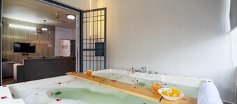 Mountain Mist 2bhk by Palette | Jacuzzi | Lonavala