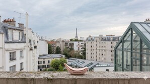 En stadsbild med moderna byggnader, ett framträdande torn och en skylt med texten ”Nano Banana 2”.