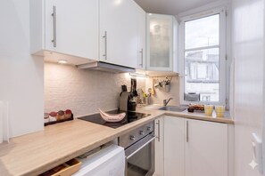 Four, plaque de cuisson, cafetière/bouilloire