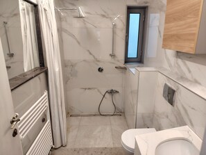 Shower, hair dryer, towels - Waterfront Family Apartment (Thessaloniki city)
