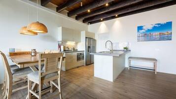 Een koelkast, een microgolfoven, een oven, een kookplaat