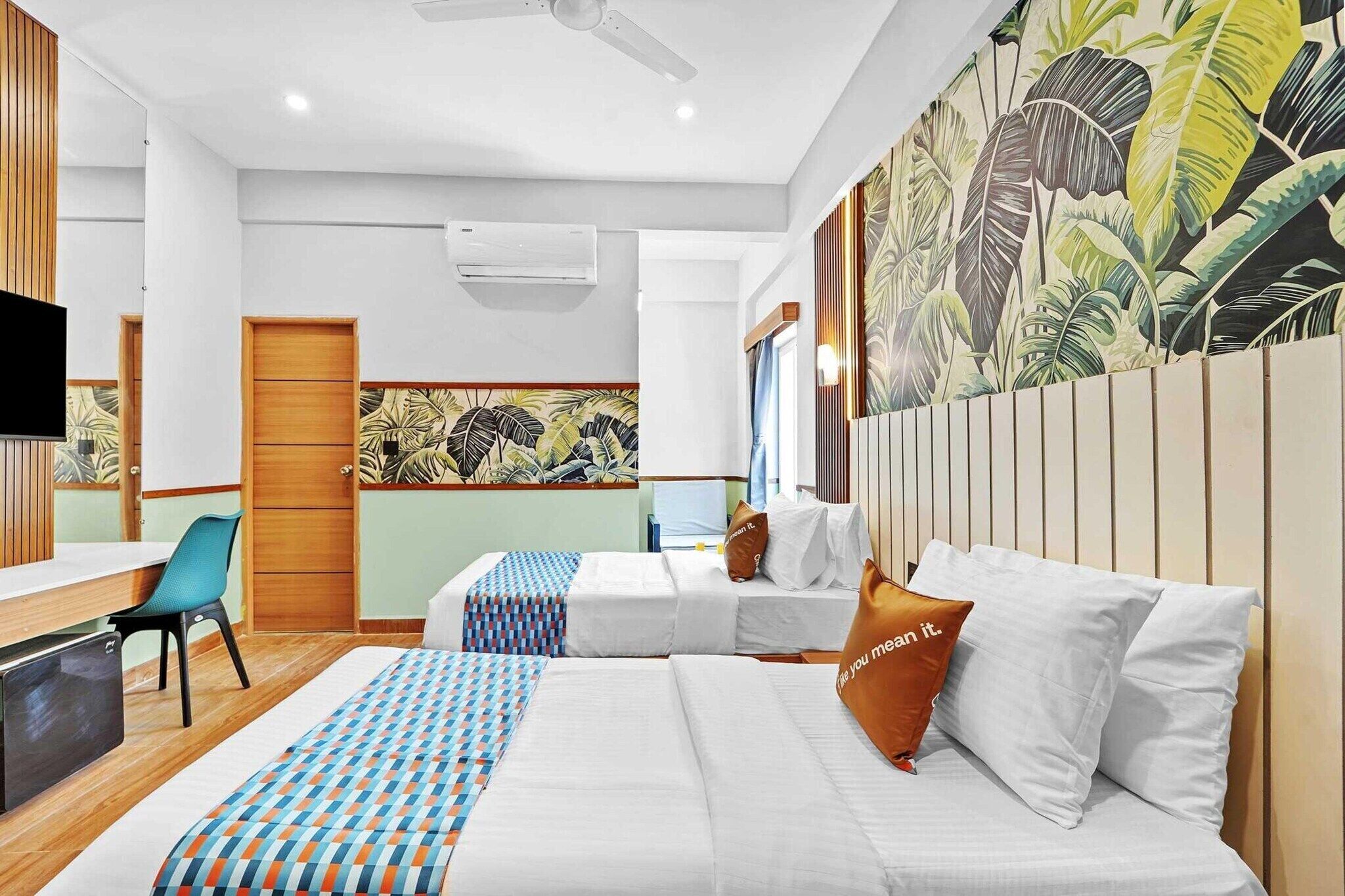 1 soveværelse, skrivebord, strygejern/strygebræt