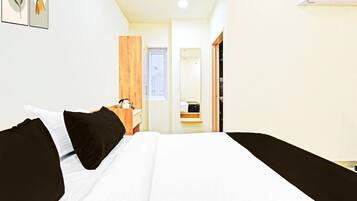 1 slaapkamer, een bureau, een strijkplank/strijkijzer