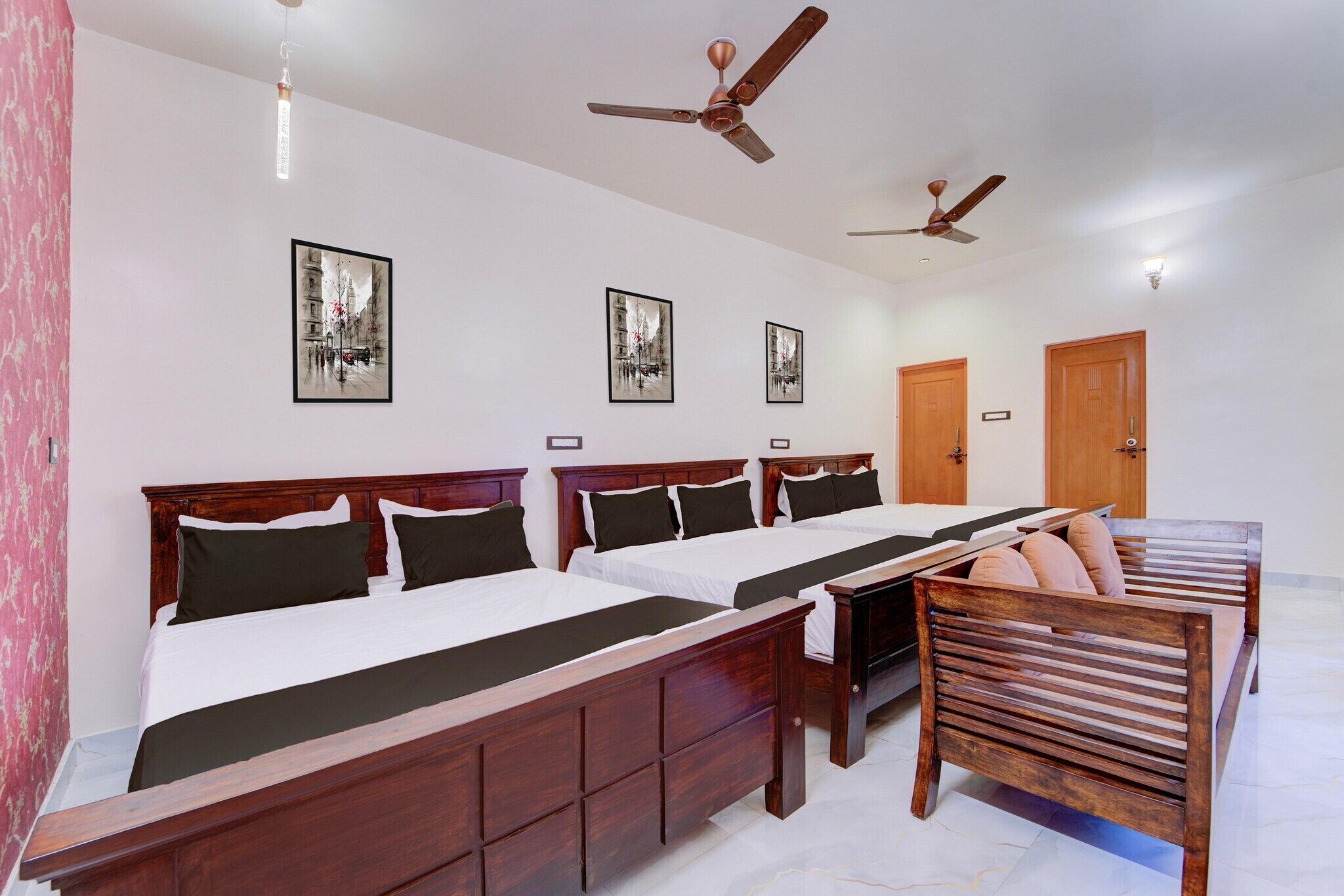 3 quartos, escrivaninha, ferros/tábuas de passar roupa