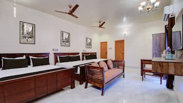 3 bedrooms, desk, iron/ironing board, free WiFi