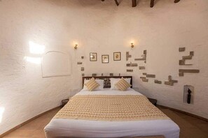 1 slaapkamer, een bureau, een strijkplank/strijkijzer, beddengoed