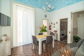 Departamento, cocina, vista a la ciudad | Restaurantes