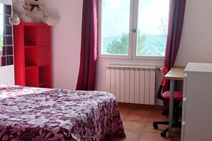 3 Schlafzimmer, Schreibtisch