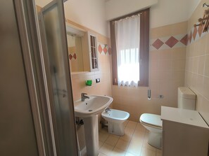 Douche, serviettes fournies