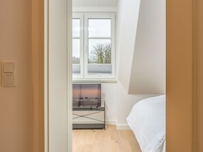 2 bedrooms, desk, WiFi, bed sheets