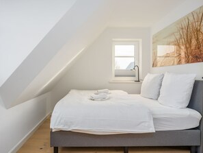 2 bedrooms, desk, WiFi, bed sheets