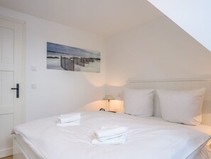 2 bedrooms, desk, WiFi, bed sheets