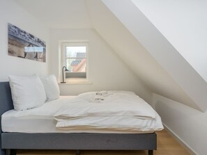 2 bedrooms, desk, WiFi, bed sheets