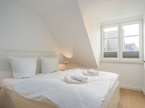 2 bedrooms, desk, WiFi, bed sheets