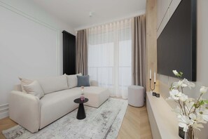 TV, offices - Modern Apartment in the Center | Air Conditioning | Place to Work (Warszawa)