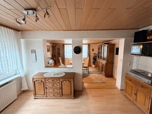 Interior - Beautiful 3-bedroom house in tranquil Staufenberg with AC (Staufenberg)