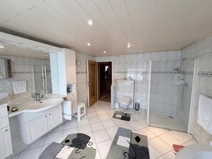 Hair dryer, towels, soap, toilet paper - Beautiful 3-bedroom house in tranquil Staufenberg with AC (Staufenberg)