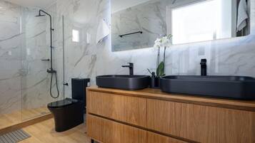 Shower, hair dryer, towels