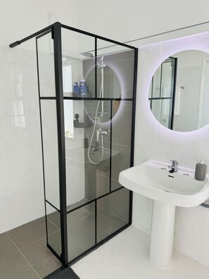 Shower, hair dryer, towels, soap - Concorde Ocean Dream View (Portimão)