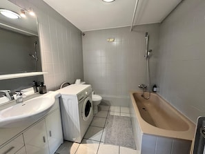 SĂšche-cheveux, serviettes fournies, savon, papier toilette