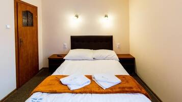 Klassieke tweepersoonskamer, uitzicht op binnenplaats | Gratis wifi