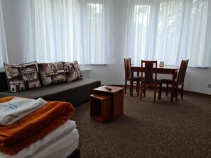 Habitación triple Confort | Zona de estar