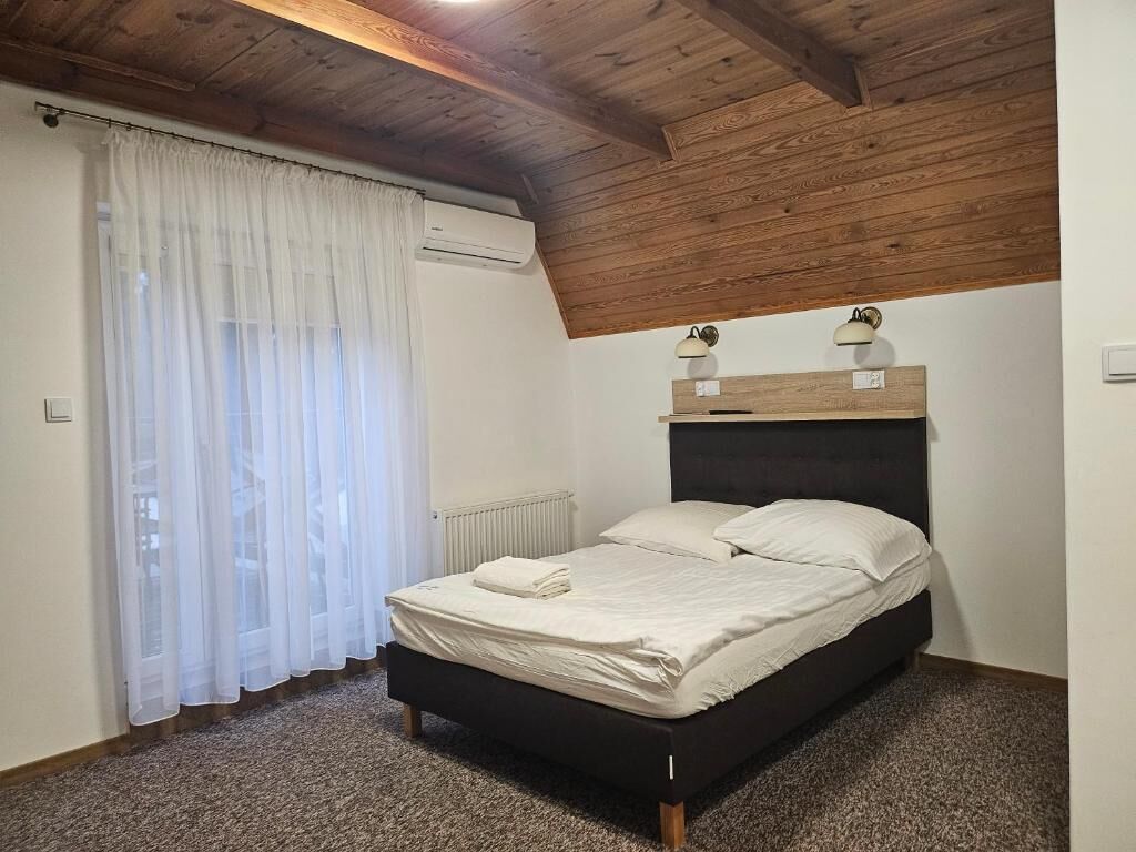 غرفة ديلوكس مزدوجة - بشرفة - منظر للفناء | واي فاي مجانًا