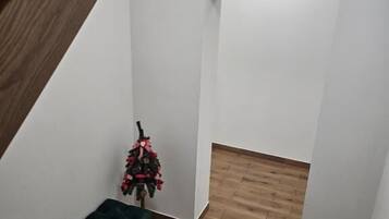 Comfort eenpersoonskamer, uitzicht op binnenplaats | Interieur