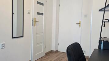 Yhden hengen perushuone | Kannettavalle tietokoneelle sopiva työtila, ilmainen Wi-Fi