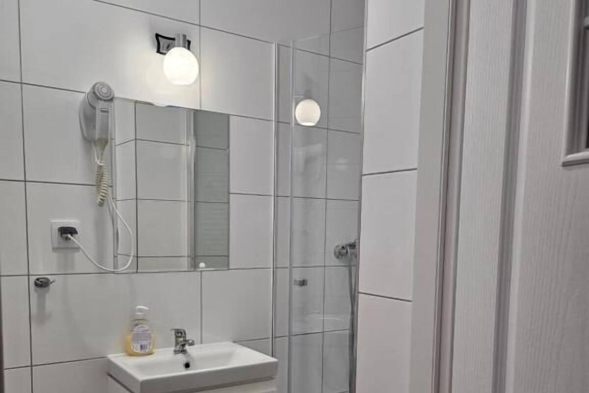 Comfort Single Room, Courtyard View | Bathroom