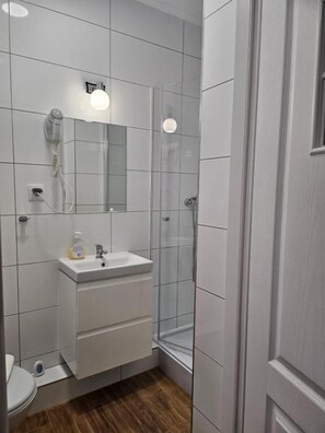 Chambre Simple Confort, vue cour intérieure | Salle de bain