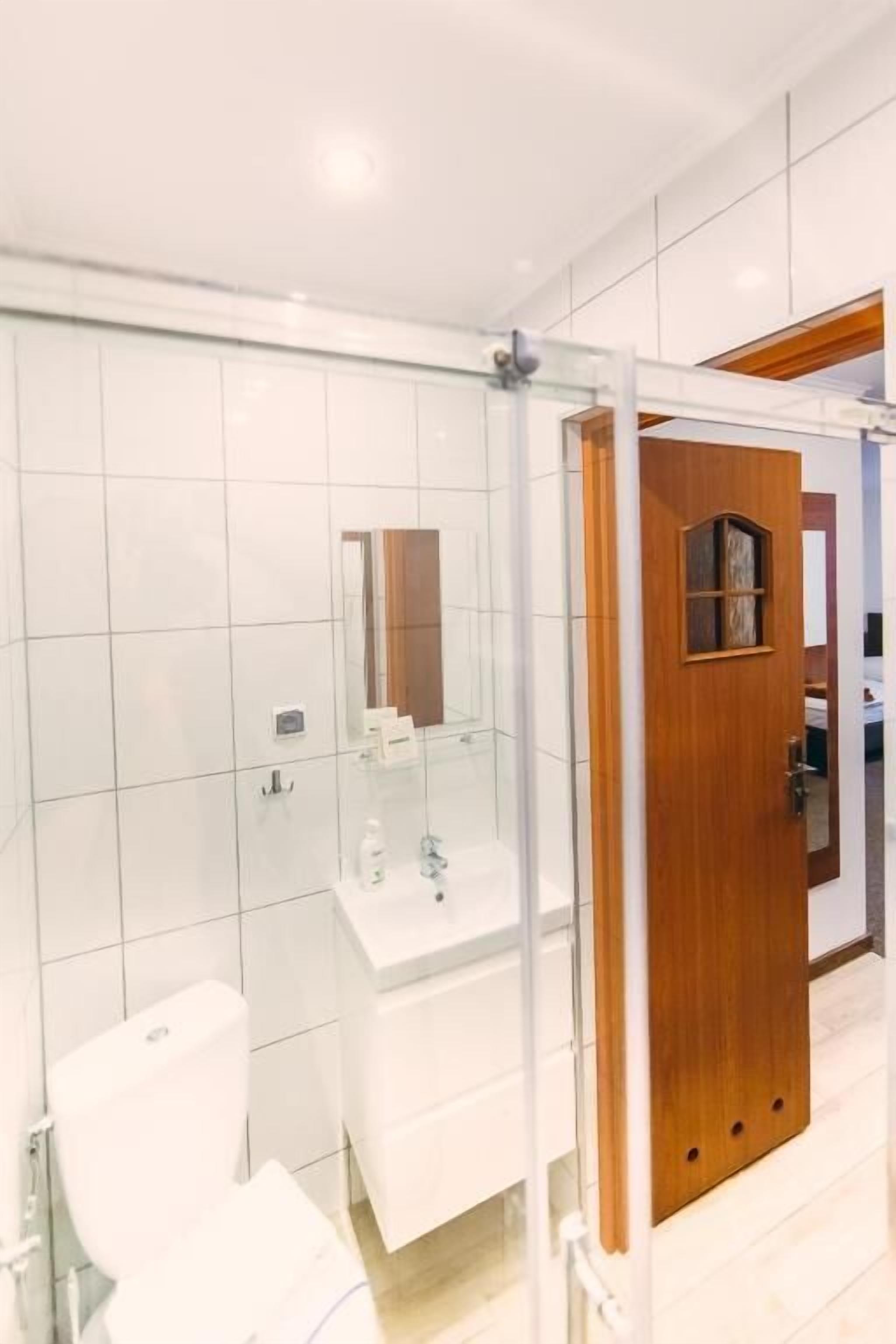 Tremannsrom – comfort, bakgårdsutsikt | Bad | Dusj, hårføner, håndklær og såpe