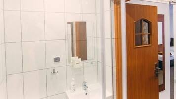 Tremannsrom – comfort, bakgårdsutsikt | Bad | Dusj, hårføner, håndklær og såpe
