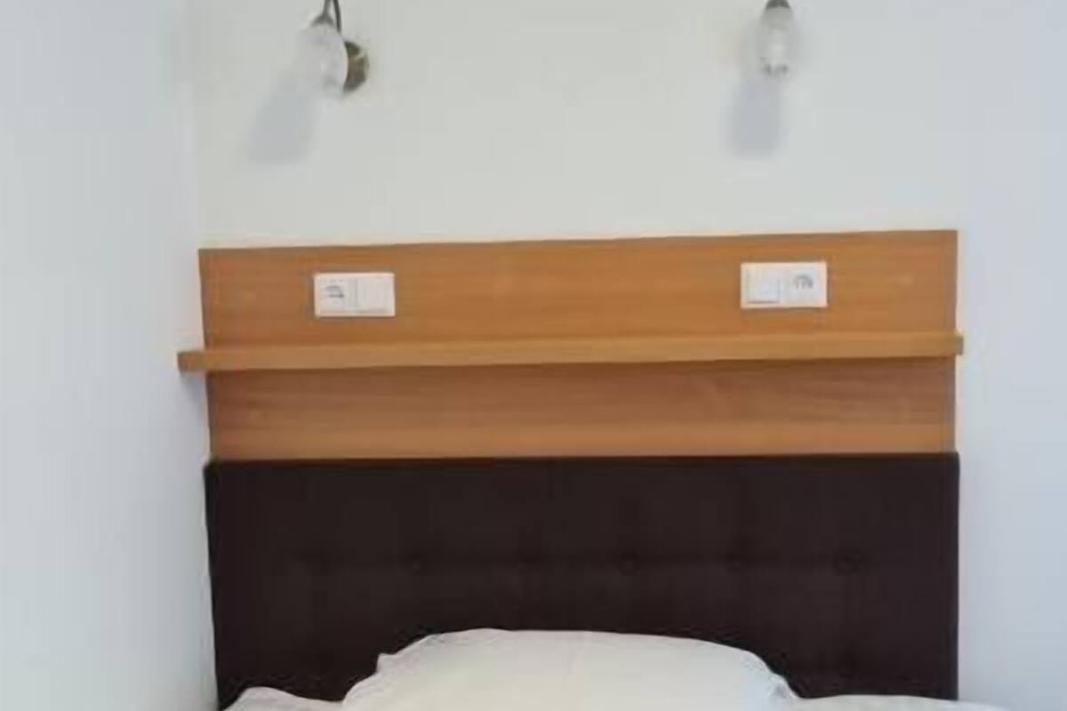 Comfort egyágyas szoba, kilátással az udvarra | Laptophoz jól használható munkafelület, ingyenes wifi és ágynemű