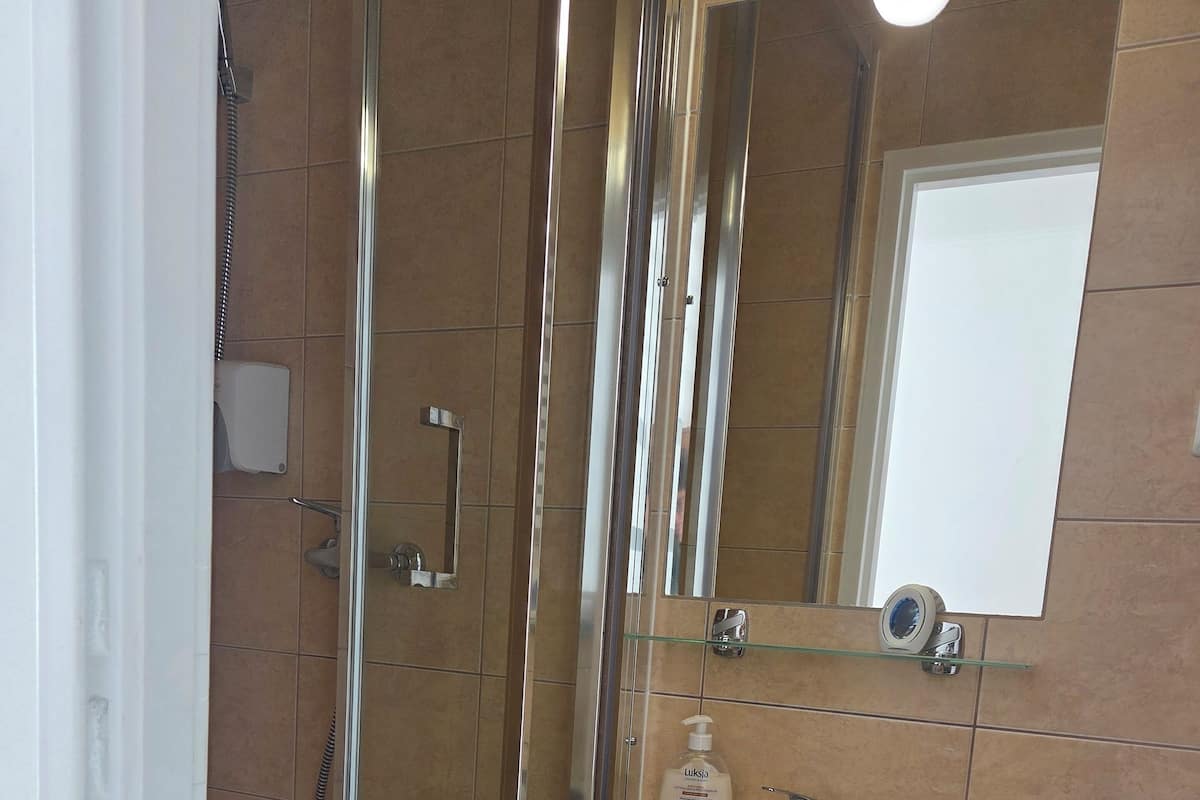 Basic Single Room | Bathroom