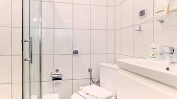 Comfort-Dreibettzimmer, Blick auf den Innenhof | Badezimmer | Dusche, Haartrockner, Handtücher, Seife