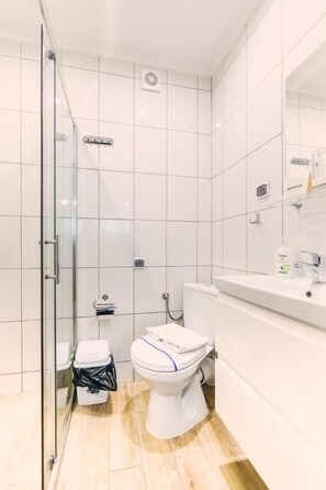 Comfort Triple Room, Courtyard View | Bilik Mandi | Pancuran mandi, pengering rambut, tuala disediakan, sabun 