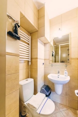 Classic Double Room, Courtyard View | Bathroom. HEL WIENIEC ZDRÓJ