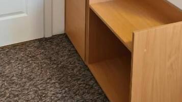 Comfort eenpersoonskamer, uitzicht op binnenplaats | Interieur