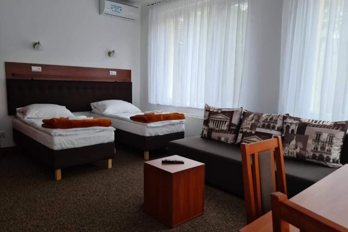 Comfort Triple Room | Laptop workspace, free WiFi, bed sheets