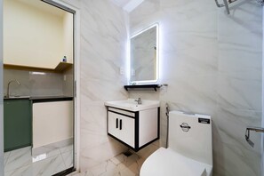 Quarto casal superior | Banheiro | Chuveiro, produtos de toalete grátis, toalhas de banho, sabonete